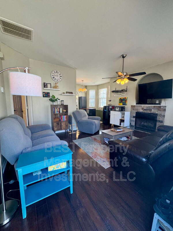 Foto del edificio - 8130 Kings Creek Dr