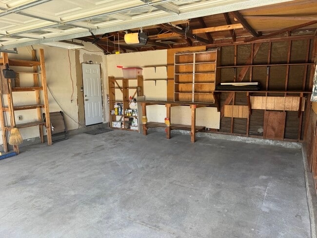 Cochera - 604 E Creston St