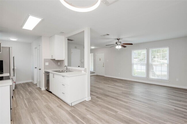 Building Photo - 1015 E Yager Ln