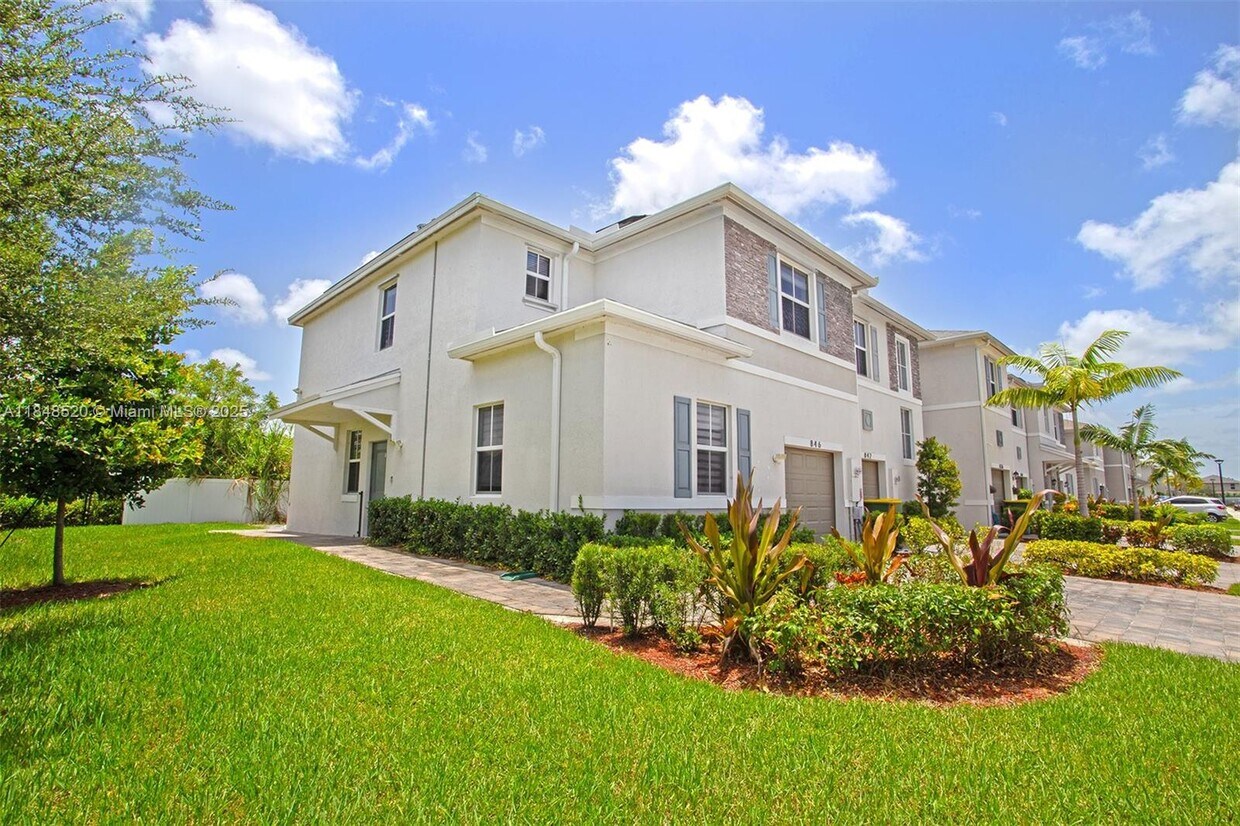 Foto principal - 846 SE 19th St