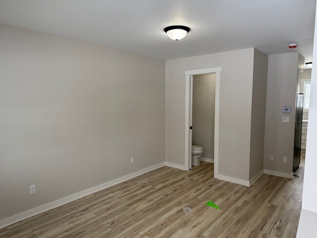 Building Photo - Elizabeth - 321/323