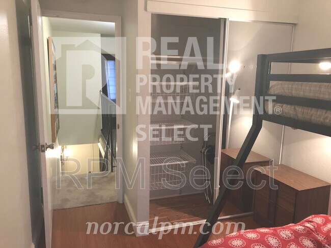 Foto del edificio - 8712 Woodman Way