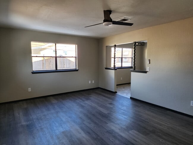 Building Photo - 1109 S Bouziden Dr