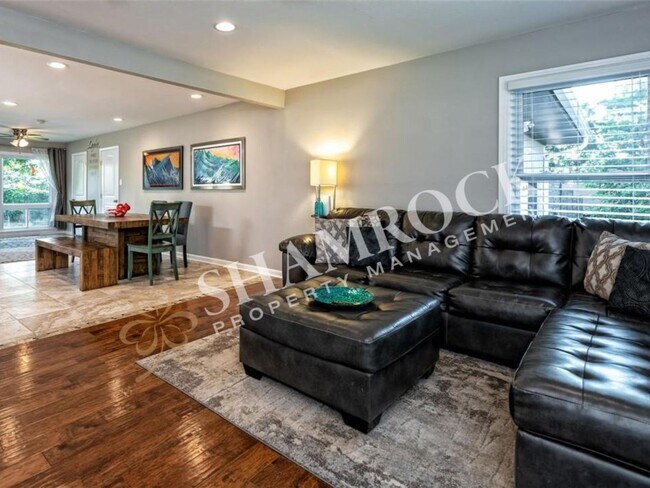 Building Photo - Beautifully Updated 3/2 Home in Prime Location