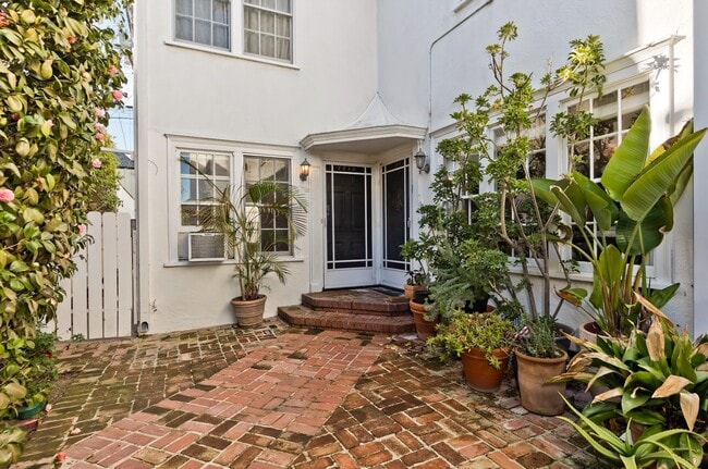 puerta principal - 439 S Palm Dr