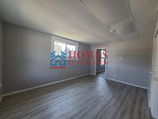 Building Photo - Two Bedroom House | Move in Special!