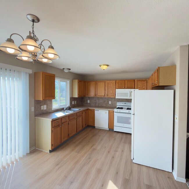 Building Photo - 3 Bedroom Duplex in Rockford!