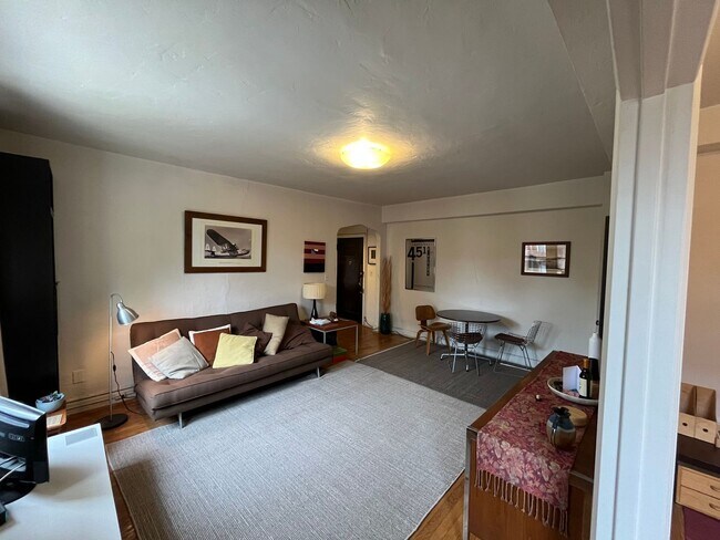 Foto del edificio - Fully Furnished 1 Bedroom, 1 Bathroom Cond...