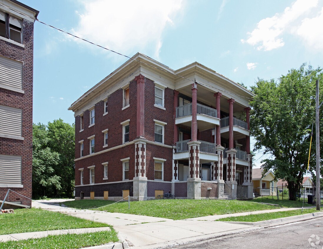Primary Photo - 1601 E Linwood Blvd
