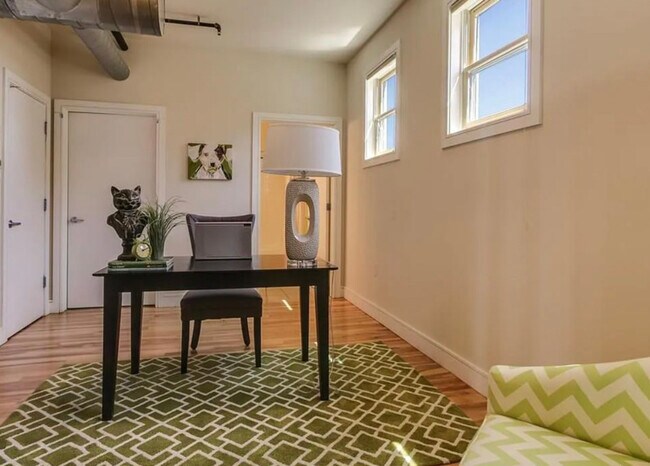 Foto del edificio - 2441 N Broadway