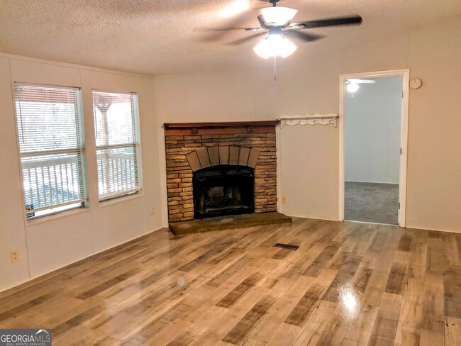 Building Photo - 584 Mountain Ridge Dr