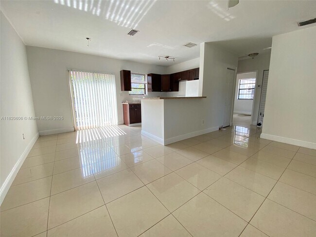 Foto del edificio - 15660 NE 15th Ave