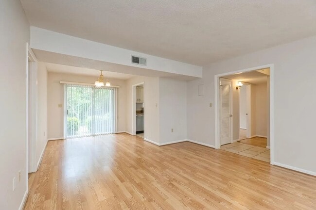 Building Photo - 104 Country Club Dr