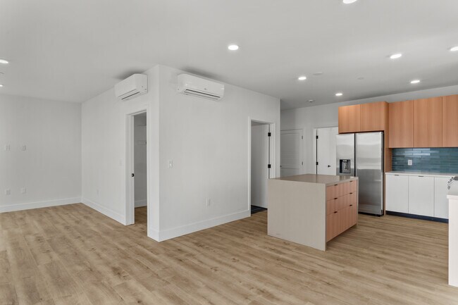 Foto del edificio - 5813 Lexington Ave. Los Angeles, CA 90038