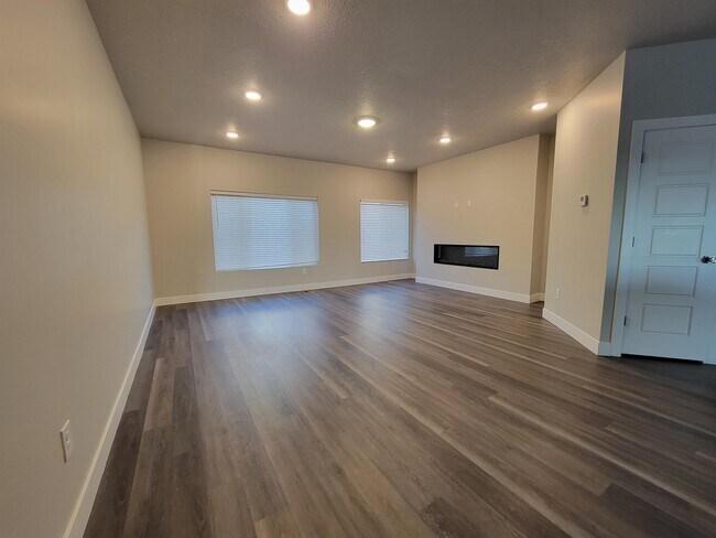 Building Photo - 696 E 0730 N