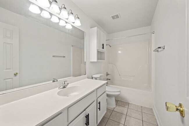 Foto del edificio - Charming Bentonville Home with Spacious Layout & Great Location