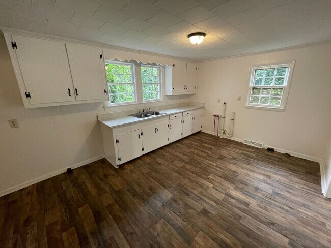 Foto del edificio - Renovated 2 bedroom 1 bathroom house with office/bonus room!
