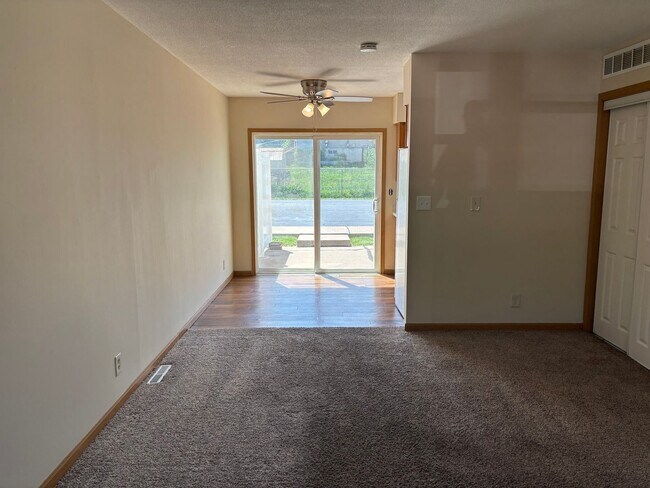 Foto del edificio - 2 Bedroom, 1 Bath Townhouse in LeClaire, IA