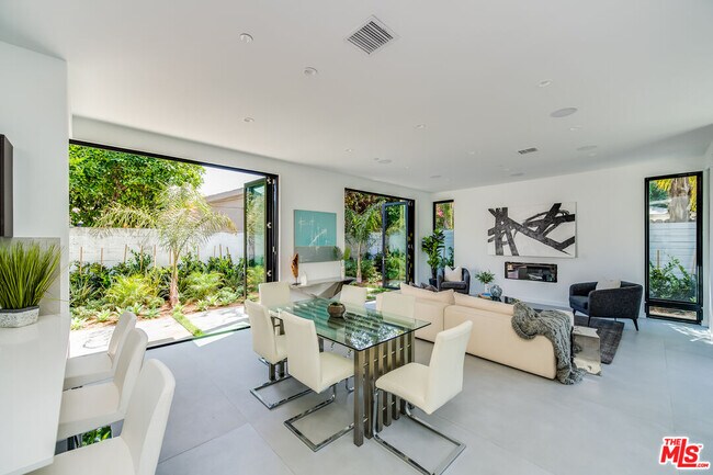 Building Photo - 370 N San Vicente Blvd