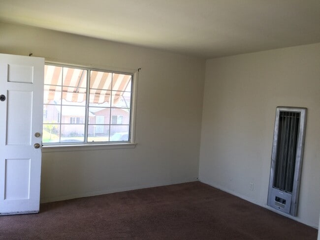 Building Photo - Upper One bedroom unit - South Gate!!