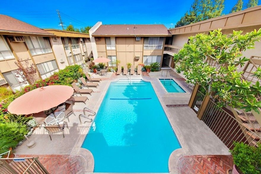 Primary Photo - 5830 Reseda Blvd