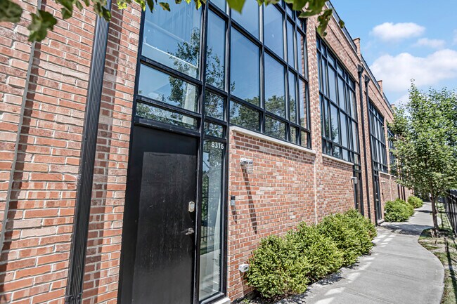 Foto del edificio - 8316 Elmwood St