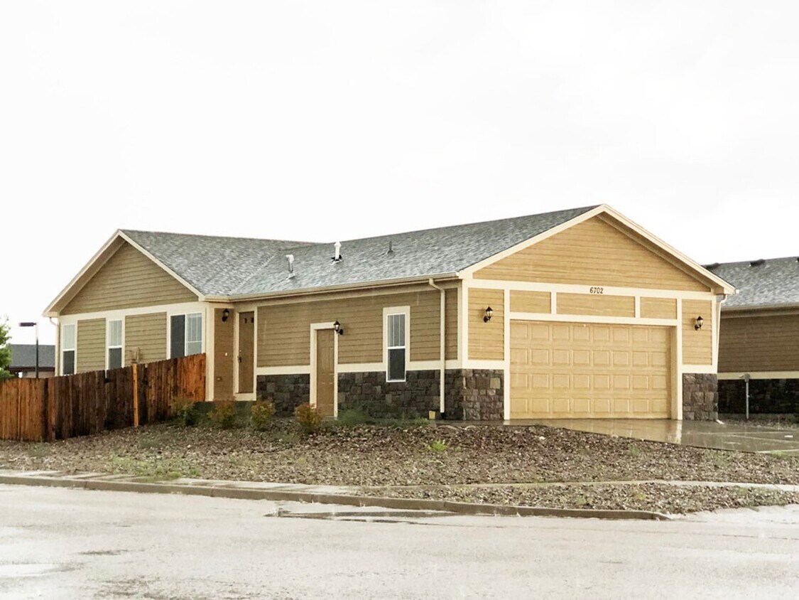 Foto principal - Town Home 3 Bed 2 Bath 2 Car Garage Fenced...