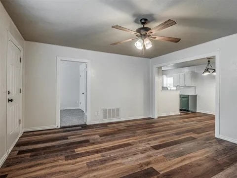 Building Photo - 907 Dakota St