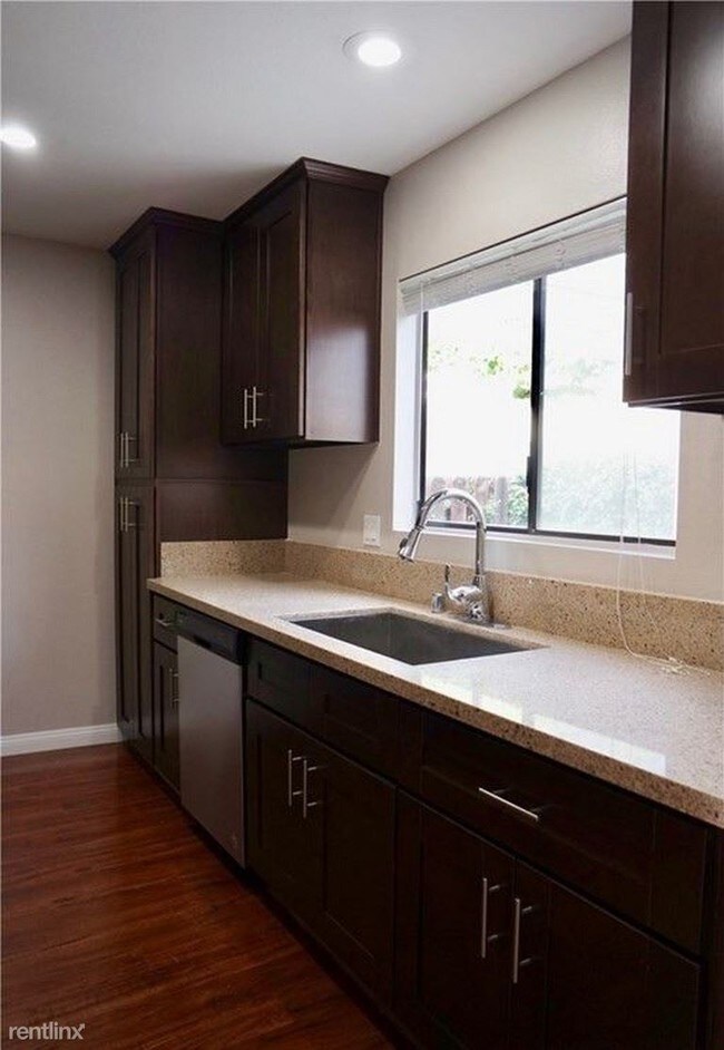 Building Photo - 3 br, 3 bath - 746 Portola Ter