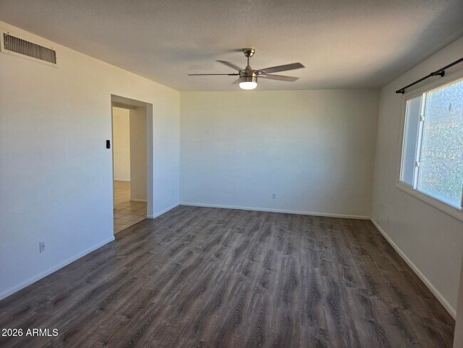 Building Photo - 6401 E Parkview Dr