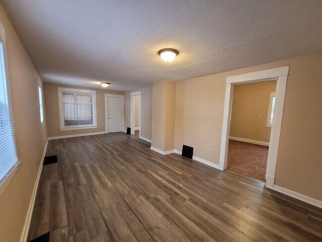 Foto del edificio - Two Bedroom, One Bathroom Home with Washer...