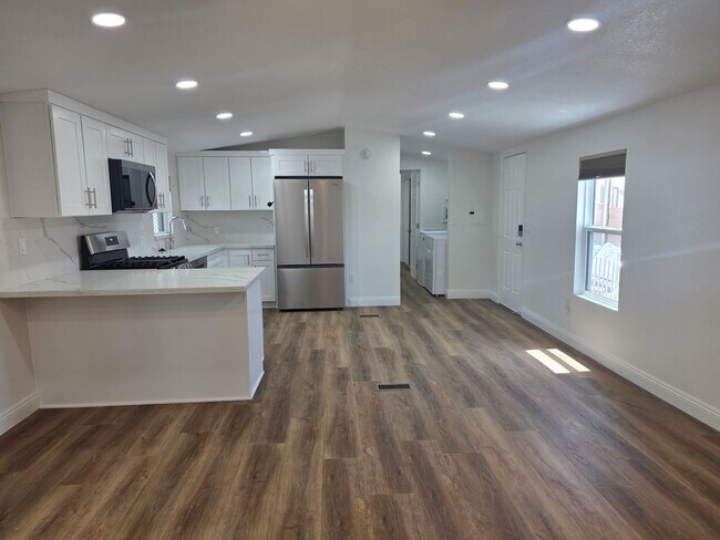 Foto del edificio - Beautifully Remodeled 2bed/2bath Manufactured Home with HUGE METAL GARAGE!