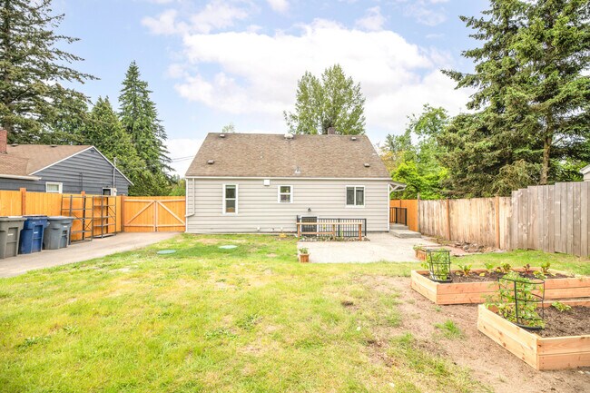 Building Photo - 408 S 112th St
