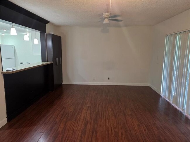 Building Photo - 3146 N Pine Island Rd