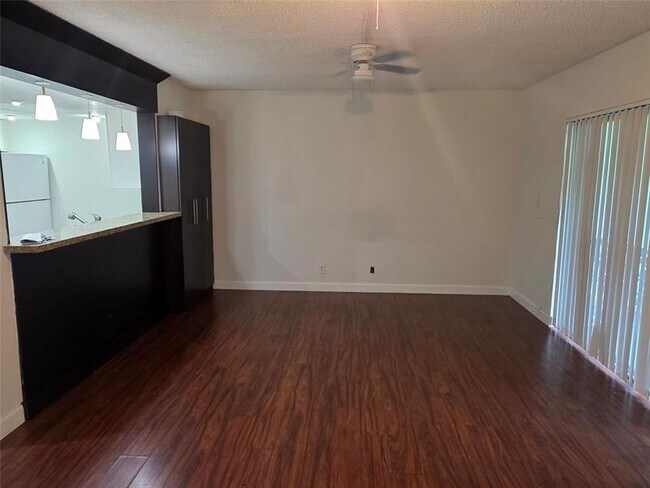 Foto del edificio - 3146 N Pine Island Rd