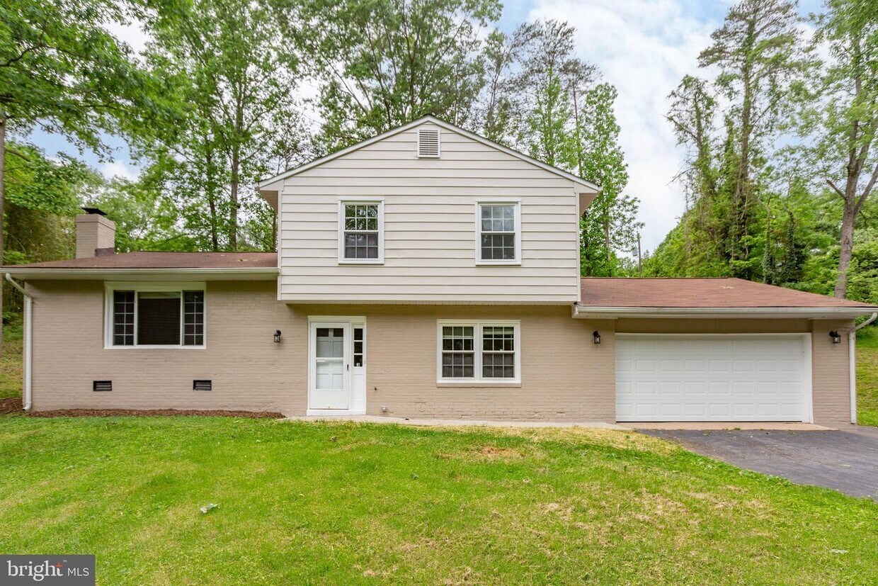 Primary Photo - 3 Willow Branch Pl