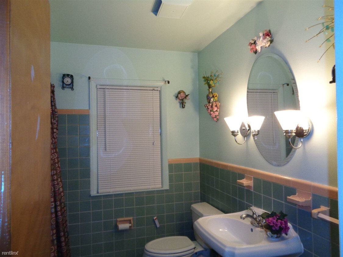 Primary Photo - 11921 E Outer Dr