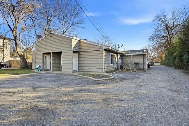 Building Photo - 817 S Elm St