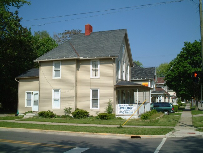 Building Photo - 422 Washtenaw Ave