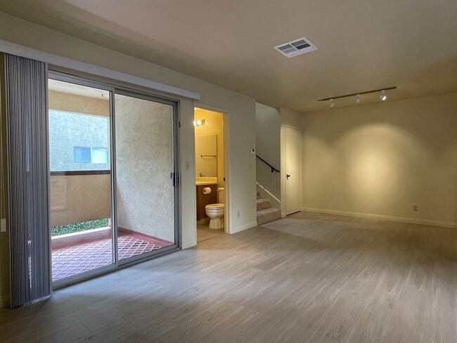 Building Photo - 276 E Bellevue Dr