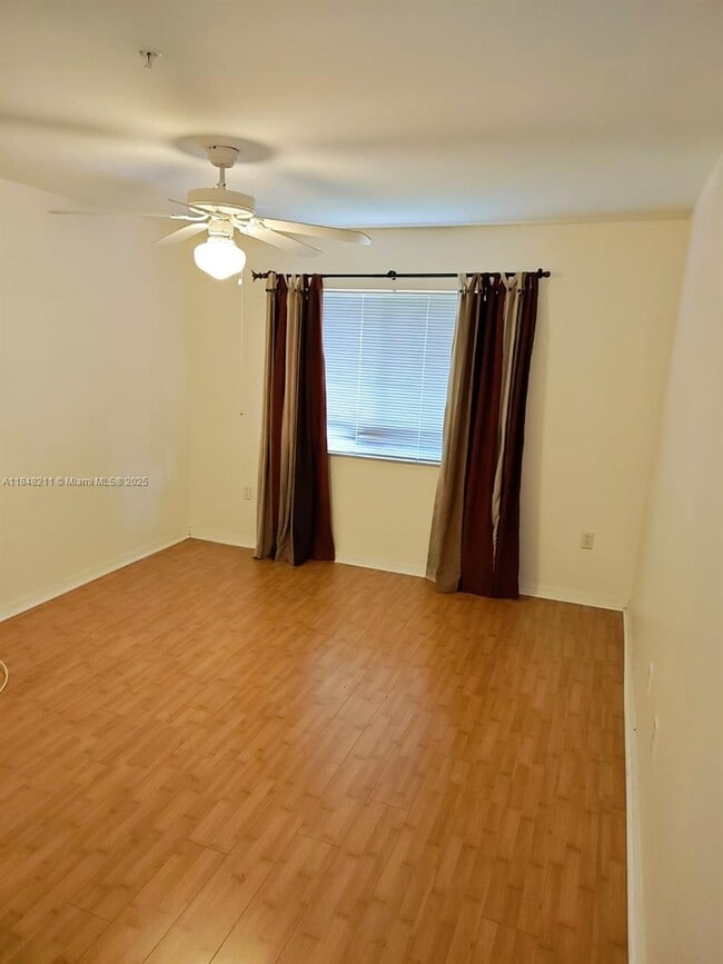 Foto del edificio - 2586 Centergate Dr