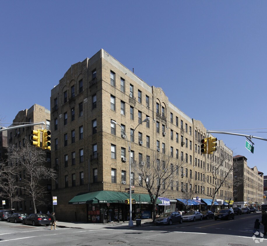 Apartments en 79-01 - 79-25 37th Ave - 79-01-79-25 37th Ave