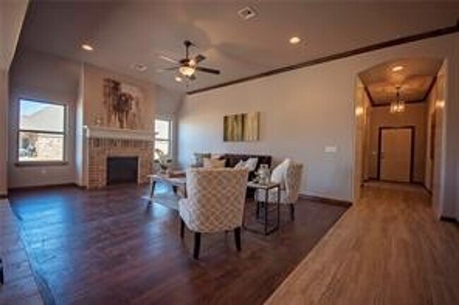 Building Photo - 3 Bed | 2 Bath | 2 Car Garage - Bungalow S...