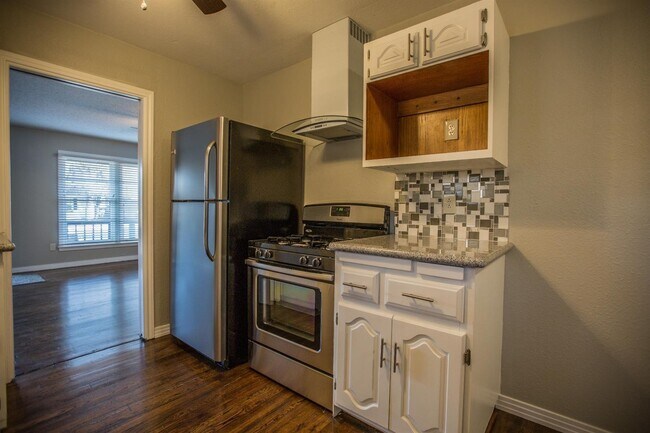 Foto del edificio - MOVE-IN SPECIAL: Completely Updated Three ...
