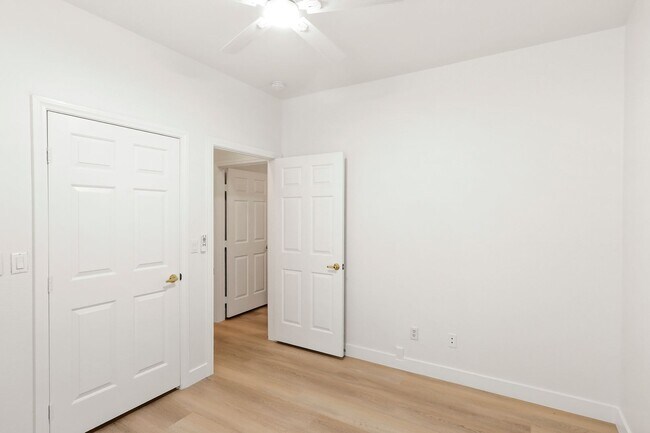 Building Photo - Beautiful 2 Bedroom Townhome In the Desirable Gated Terraces Of Seven Hills