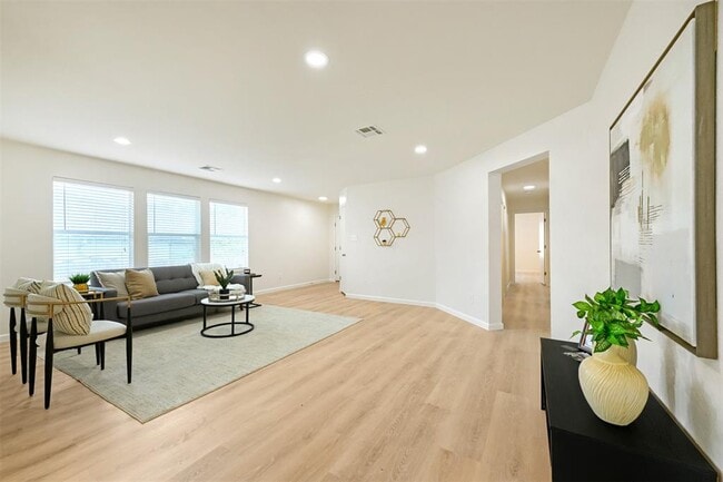 Building Photo - 208 Buttercup Way