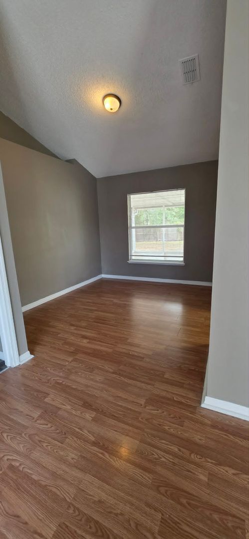 Building Photo - Spacious 3BR Home with Florida Room & Fenced Backyard