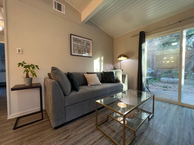 Building Photo - 211 Lessin Ln