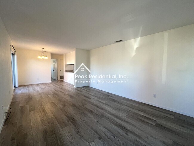 Foto del edificio - Updated 2bd/1ba Orangevale Duplex