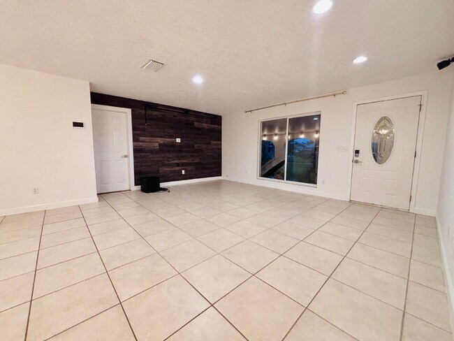 Foto del edificio - Coastal 4-Bedroom Oasis – Walk to the Beach!